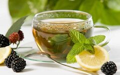 Чай из листьев ежевики помогает при простуде, инфекциях
