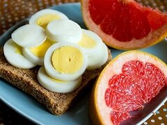 Яично-грейпфрутовая диета за неделю позволяет сбросить до 7 кг