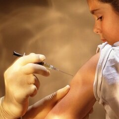Детям после 2х лет вакцину Акт хиб вводят в дельтовидную мышцу