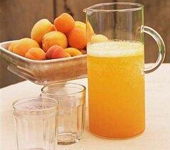 Стакана сока из абрикоса достаточно, чтобы удовлетворить дневную потребность в витаминах