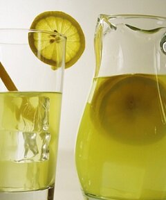 Сок лимона, разбавленный водой, - обязательный ингредиент лимонной диеты