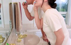 Эффективно в качестве домашнего отбеливания зубов применять пищевую соду