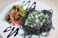 Спагетти с чернилами каракатицы - популярное блюдо многих ресторанов