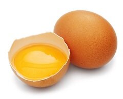 Калорийность куриного яйца - 143 ккал на 100 г