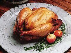 Запеченная тушка курицы - наиболее популярное блюдо